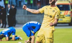 开云官网-足球盛事赛场上闪耀，球员斗志昂扬