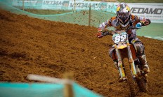 开云官方app入口-迈凯伦险胜法拉利，塞恩斯高光表现背后的战术博弈