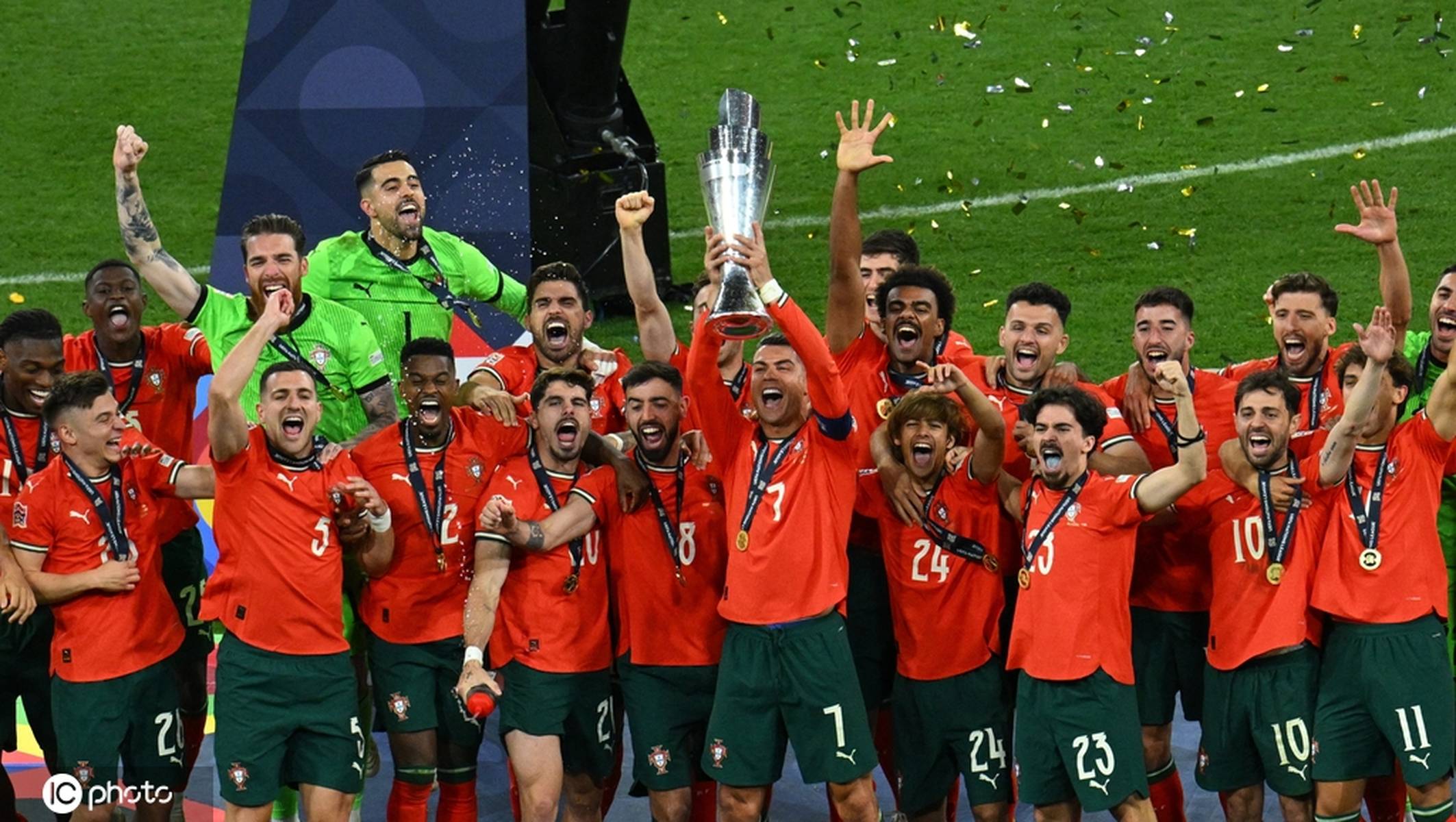 包含葡萄牙队擒德国，晋级欧国联半决赛的词条