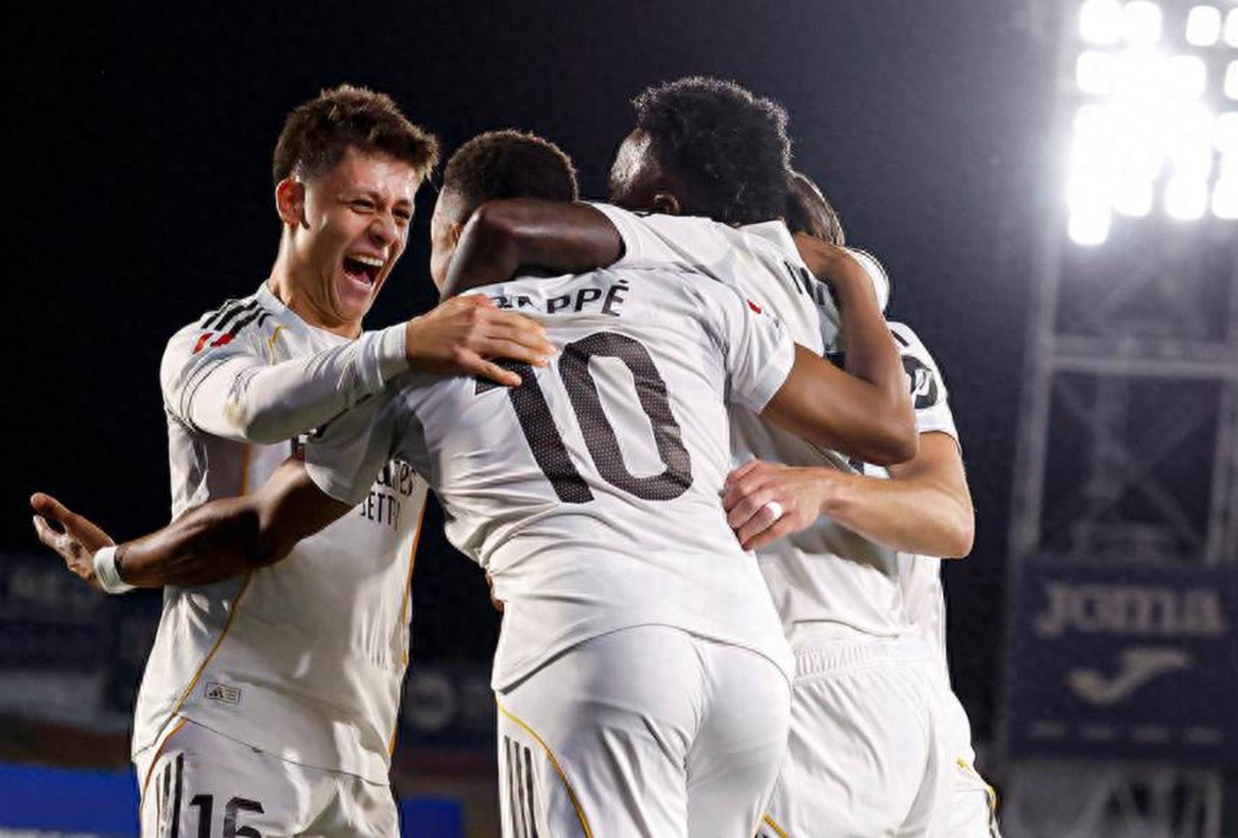 包含皇马的进攻令人惊叹，他们是夺冠的大热门之一的词条