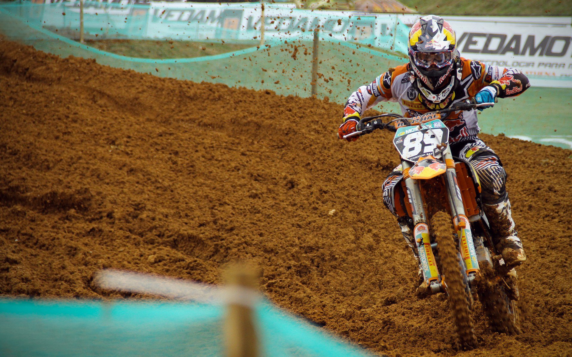 迈凯伦险胜法拉利，塞恩斯高光表现背后的战术博弈